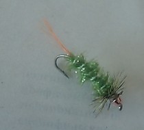 ловчая мушка на ленка. Форель крупного хариуса в солнечный день по светлой воде Тело синель кристал Оливковый  Мустад Щетинки мех козы, Жабо Перо петух Гризли Головка медный конусный заглубитель