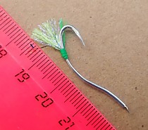 Плоский серебряный  длинный  крючок блесна Кобра 6.6 мм Зацеп у жала Лопатка для лески  корюшка зубатка на глубине с мушкой УФ и Фосфор  для Дудинки Ноглик магадана   Цена за 10 штук  