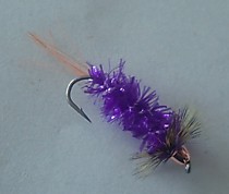ловчая мушка на ленка. Форель крупного хариуса в солнечный день по светлой воде Тело синель кристалл Фиолетовый Мустад  Щетинки мех козы, Жабо Перо петух  Гризли Головка   медный конусный заглубитель 