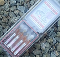 ULTRABITE 010  PLIE POISSON PLAT   Ультрfбайт Усилитель клева для морских рыб  возле дна  воды в Пенале ( Розовая  полоса)  Цена за 4 ампулы в пенале 