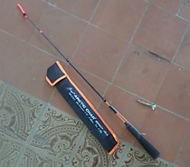 Удочка на корюшку для тяжелых блесен с кивком в комплекте ( удочка леска Премиум 0.2 мм  тяжелая составная блесна ручной работы 50 мм  чехол и упаковка Стингер ARCTIC 3 трехчастная  Длина 650 мм