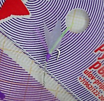 снасти на малоротую корюшку на крючках блеснах серебряных Хит № 3 мм с Крылом из мобискина Кеймура, люрекса кеймура фирмы тохо , бородками и точкой атаки Фиолет УФ Гло Веньярд ( мушка фиолет на корюшку)