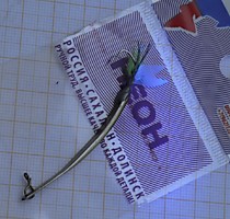 самосвал блесна на навагу в Приморье и зубаря на Камчатке, Сахалине, Магадане Чукотке Традиция--50 мм- 3 гр верх Зеленка, низ нейзильбер с обвязкой крыло мобискин  голубой УФ Кеймура Тохо, вата лимонка Зак и люрекс Плазма синий фирмы Гадлайнер