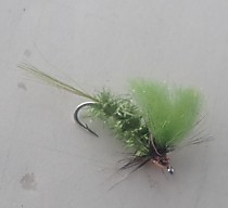 Мушка на ленка симу Егерь Олива с крылом Шерсть Микро люрекс Италия фирмы Текстрим Щетинки МехКозы . Жабо перо курицы Гризли медная конусная головка Крючок Япония # 8 ( 6 мм по шкале России)