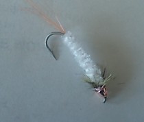 UV ловчая мушка на ленка. Форель крупного хариуса в солнечный день по светлой воде Тело синель UV  Ворсинки  Белый  Мустад Щетинки мех козы, Жабо Перо петух Гризли Головка медный конусный заглубитель