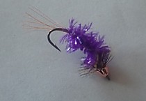 Дневная Уловистые грузовые мушки на Хариуса мелкого ленка ручьевую Форель мальму пеструшку каменку на крючках Мустад # 10 с длинным телом из синели Mustad Кристал Пурпур ( фиолетовая ) Щетинки Фл Красный мех  козы ,Жабо петух Гризли Конусная медная головк