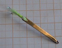 Блесна планирующий самосвал на зубаря и навагу для Магадана , Чукотки и Охотска из каро. тококатанное каро. с жалом самосвал № 7 мм  с обвязкой муха плазма салат УФ Атлас + крыло радужный фосфор Моринген .