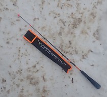 Удочка на корюшку зубаря навагу для вольфрамовых блесен с лавсановым кивком в комплекте ( удочка леска 0.14 мм вольфрамовая серебреная блесна с мушкой - 2 шт чехол и упаковка )Стингер ARCTIC 3 ( 650 мм)