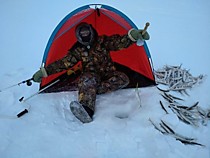 Зимняя Рыбалка на корюшку зимой В Певеке. ловят на речках , едут за 100 км по зимнику На море зимой не ловят совсем