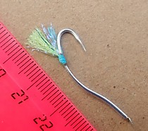 Плоский серебряный  длинный  крючок блесна Кобра 6.6 мм Зацеп у жала Лопатка для лески  корюшка зубатка на глубине с мушкой УФ и Фосфор  для Дудинки Ноглик магадана   Цена за 10 штук  