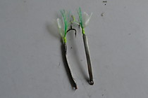 микрофлешер- блесна техническое серебро, японский плоский крючок Маруто, длинна 30мм. ширина-2мм толщина 0.15 мм, микро петелька из бронзы мушки  из подвижного крыла софтскина Шимода в цвете бледно голубой фосфор. бородок из зеленого фуджибайта и точки пр