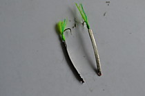 микрофлешер - блесна из тонкопрокатанного технического серебра, длинна 28мм, ширина 2 мм, японский самосвал №4 с мушкой из бородок в цвете  яркий лимон флюорисцентный Атлас, зеленого фуджибайта и  шелка в цвете салатовый флюорисцент