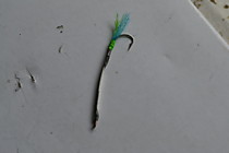 микро флешер из технического серебра, длинна 30 мм, крючок №5.5 тощина 2 мм, бронзовая микропетелька, мушка  с бородками из шелка флю салат и нитями атрона в цвете  голубой УФ от Текстрим