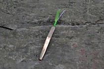 блесна из тонка катанной бронзы каро с самосвалом №7 с микропетелькой и мухой из софтскина бледно зеленый фрсфор Шимода голубой фосфор, фуджибайта в цвете голубой УФ и шелка Текстрим в цвете флю салат