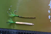 блесна из Каро планирующаяя зимняя блесна каро с самосвалом №6.5, длинна рабочей плоскости 32мм,,ширина 3 мм,обработанное отверстие, мушка из шелка, флю салат, с добавлением ваты УФ весенняя зелень и люрекса гудлайнер гренландский голубой