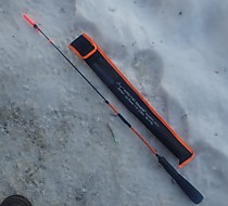 Удочка на корюшку для тяжелых блесен с кивком в комплекте ( удочка леска 0.18 мм длиной 5 метров тяжелая составная блесна ручной работы 40 мм чехол и упаковка Стингер ARCTIC 2 Двухсоставная 600 мм Уловисто удобно надежно не сложно Рекомендую Александр